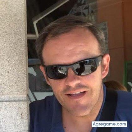 JulianVL chico separado en Madrid