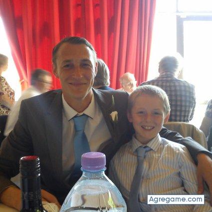 neoneal chico soltero en 