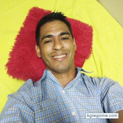 Franloroja chico soltero en Cartago