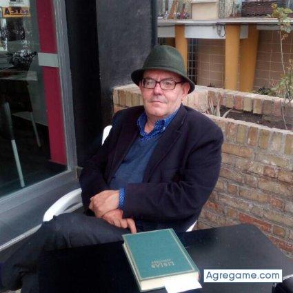 Falguerero chico soltero en Santiponce