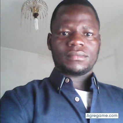 Broulaye chico soltero en San Vicente Do Grove