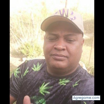 Elmoreno1704 chico separado en Rubio