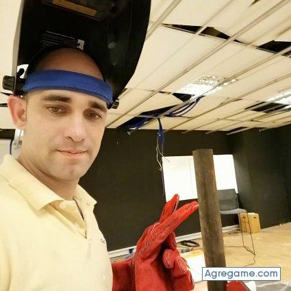 Abelraul chico soltero en Nuevo París