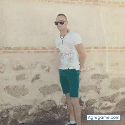 Adrianobecali chico soltero en Aranjuez