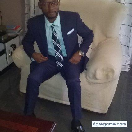 Abogadojoven chico soltero en 