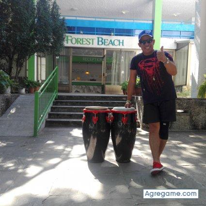 Eduardo_1616 chico separado en 