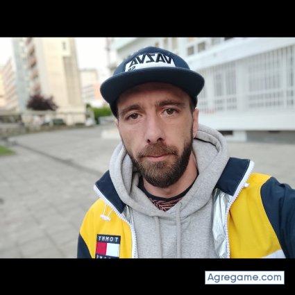 Tripodecoruna chico soltero en A Coruña