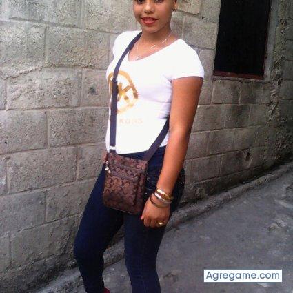 brihanna chica soltera en Baní