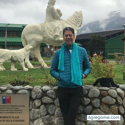 Joenhombre chico separado en Santiago