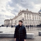 Mujeres de 20-35 años. Carismático ,