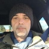 Busco ligar. Mujer en l'escala o