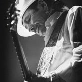 Normal  interesante. Normal  pelo corto 