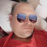 Soltero delgado de buen corazón.