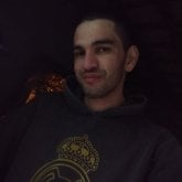 Una relación
Amistad. Soltero sin