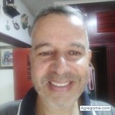 Busco conocer gente. Hombres jóvenes y