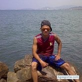 Estudio y trabajo. Busco conocer gente.