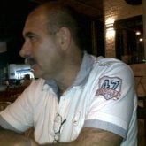 Mujeres o pareja divertidas y abiertas.