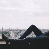 Una mujer. Una persona detayista y