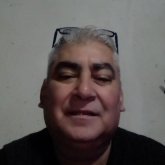 Jubilado. Si. Una buena persona. Si y