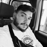 Chica alegre simpatica. Alto moreno con