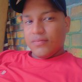 Diseñador. Busco ligar. Mujeres.