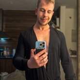 Un hombre alto y joven. Quiero