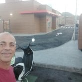 Busco conocer gente. La mujer se mira