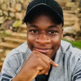 Busco pareja. She must be charming