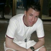 Trabajo. Busco pareja. Una mujer.