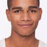 Soltero complexión regular. Fútbol