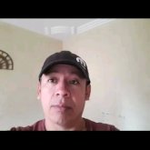 Honbre honesto serio. Alegre jugeton