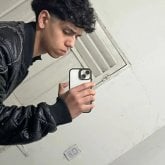 Una rubia linda, detallista.