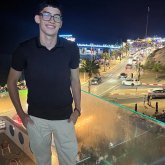 A una mujer de 18 a 40. Alegre y