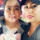 Un hombre alto acuerpado elegante serio