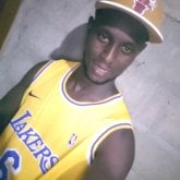 Una mujer seria amable y con valores.