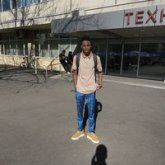 Busco pareja. Uma mulher disponível. Eu