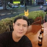 Ver qué puede pasar. Hombre serio y con