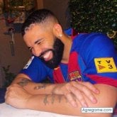 Busco pareja. Mujeres. Guapo. Futbol.