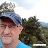 Busco hacer amistades. Amigas. Alegré.