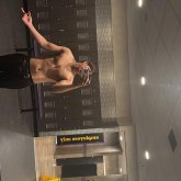 Me gustan atleticas. Soy alto flaco y me