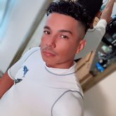 Un hombre alegre. Deportes y la playa.