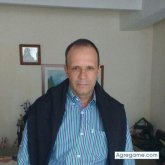 Empleado. Busco hacer amistades. Una