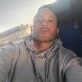 Busco pareja. A una mujer. Alegre y