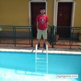 Busco conocer gente. Buscó conocer una