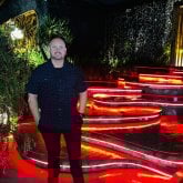 Una mujer soltera y seria. Soltero.