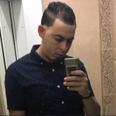 Busco pareja. Mujer. Un hombre alegre.