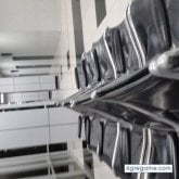 Una muñequita linda. Un hombre