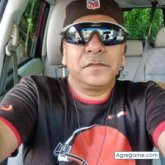 Pintor. Busco pareja. Soy alegre me