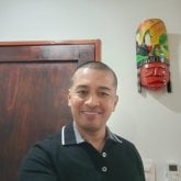 Una mujer cariñosa alegre que podamos