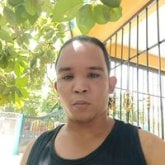 Como un hombre trankilo y trabajador.